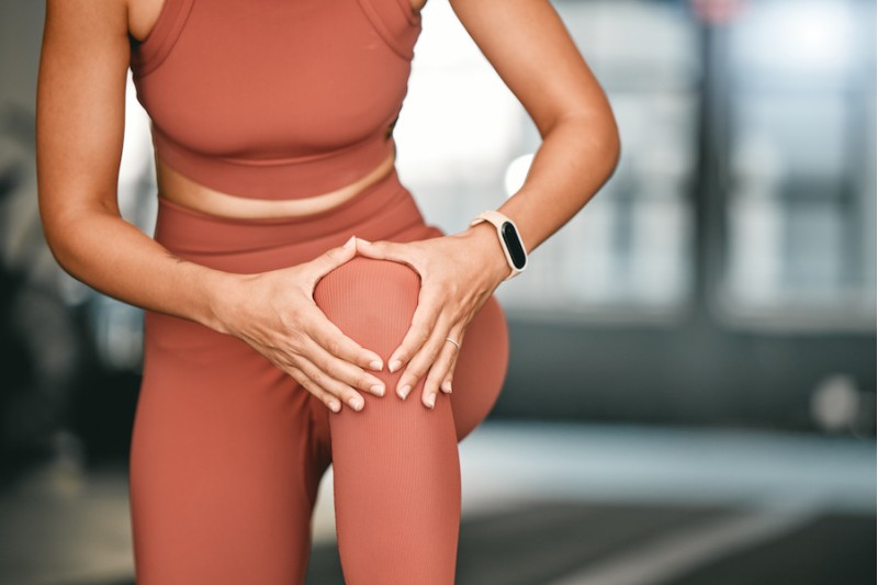 Hombre mayor en bicicleta disfrutando de una vida activa con articulaciones sanas